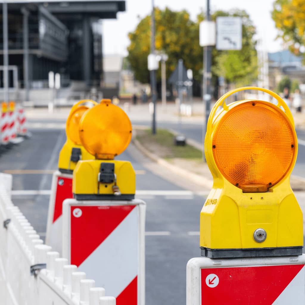 Baustellenabsperrung mit Warnleuchten