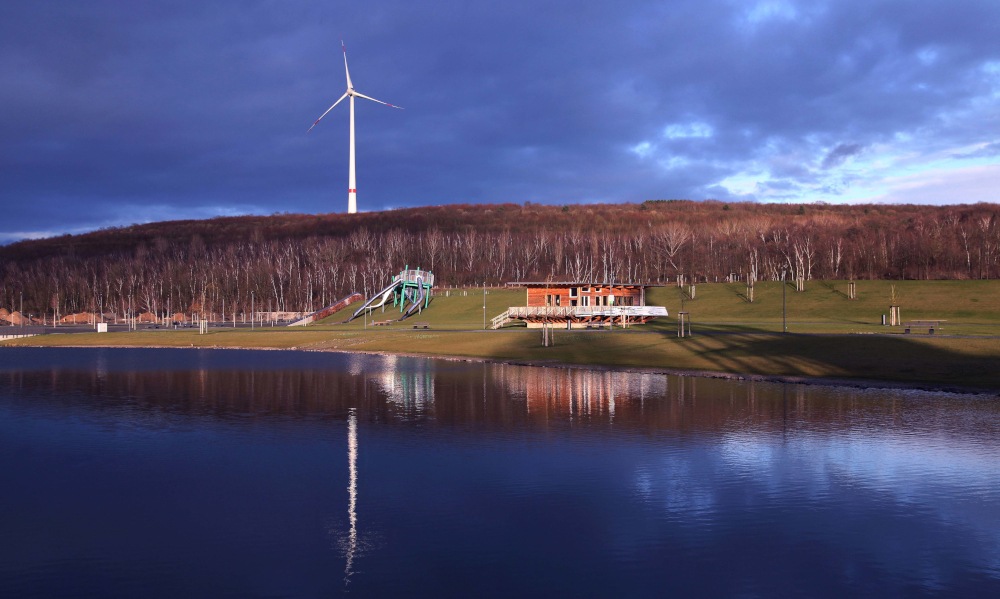Bergpark und Windkraftanlage in Lohberg