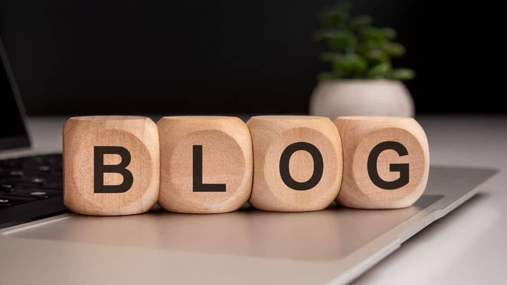 Das Wort Blog durch Holzwürfel gelegt