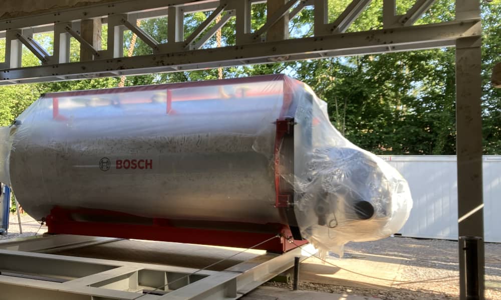 Ein noch verpackter Heizkessel steht zur Einbindung bereit