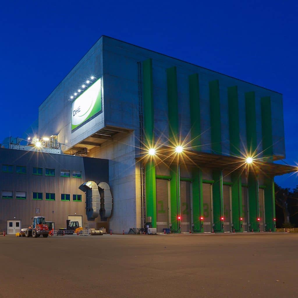 Dinslakener Holz-Energiezentrum bei Nacht