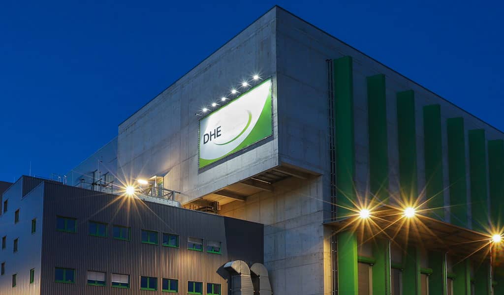 DHE bei Nacht mit strahlenden Beleuchtungspunkten