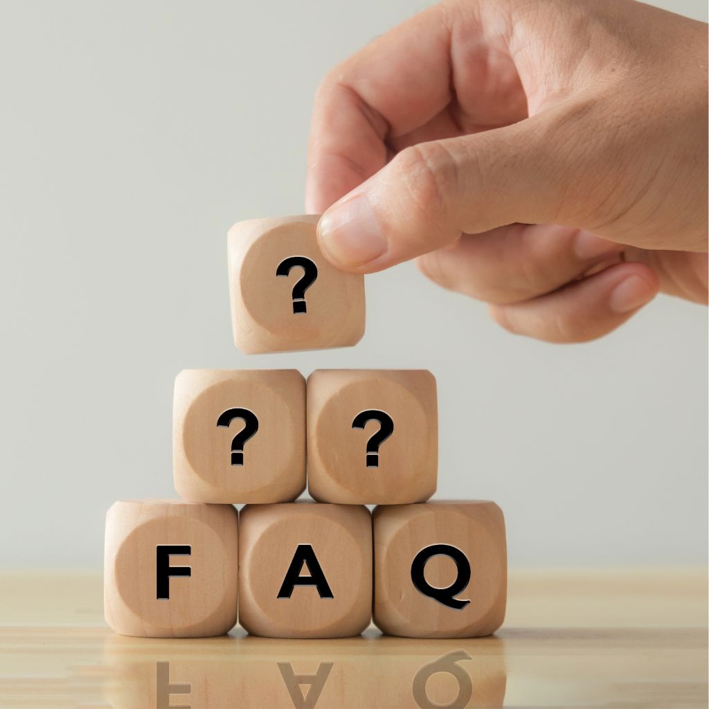 gestapelte Holzwürfel mit Fragezeichen und den Buchstaben F, A und Q