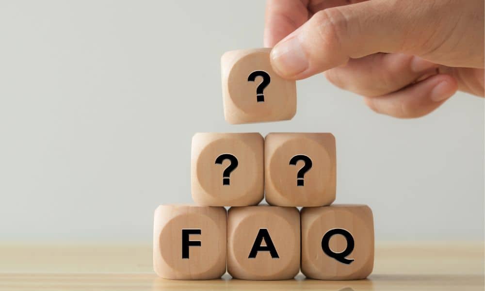 Holzwürfel zeigen Fragezeichen und bilden die Buchstabenfolge F, A und Q