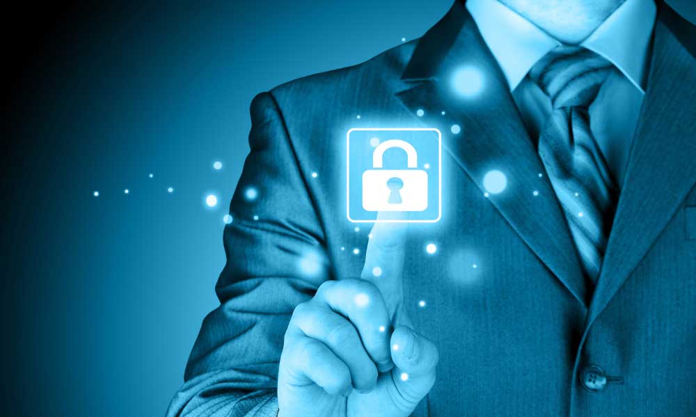 Mann mit Anzug und Krawatte drückt auf ein symbolisches Schloß-Symbol
