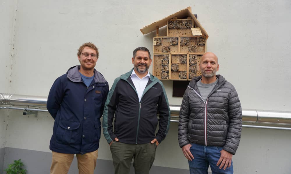 Lukas Mann, Julian Diederich und Tobias Schwermer mit dem Insektenhotel der bmp greengas