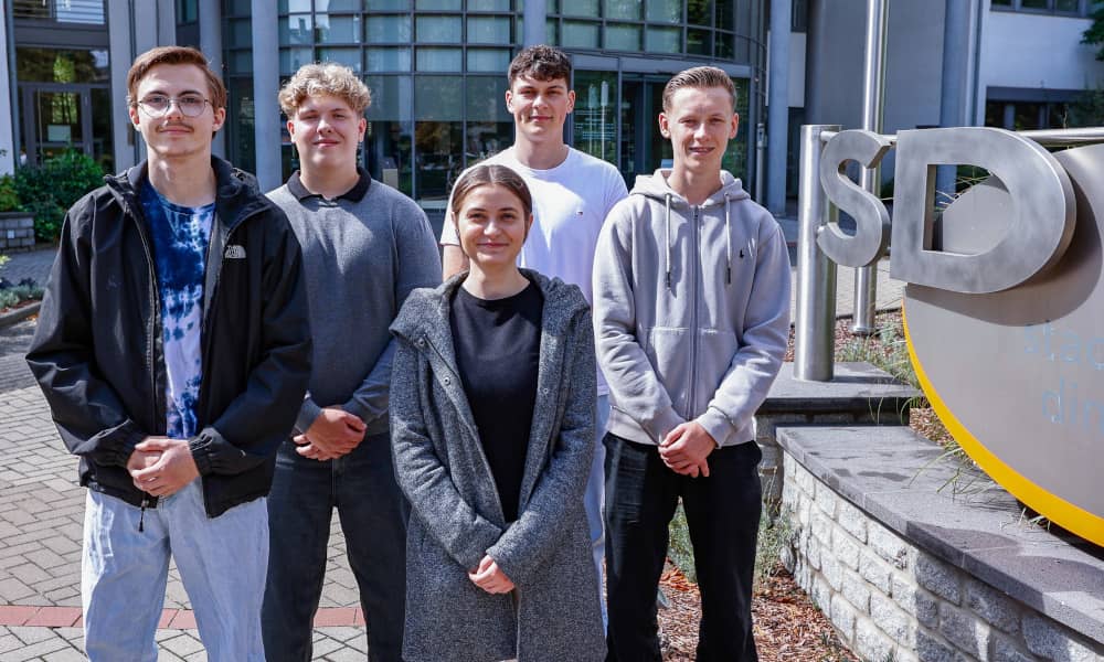 Die fünf neuen Auszubildenden vor den Stadtwerken Dinslaken