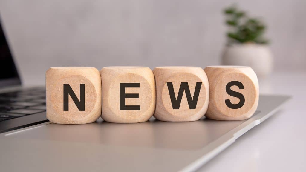 Das Wort News mit Holzwürfeln gelegt