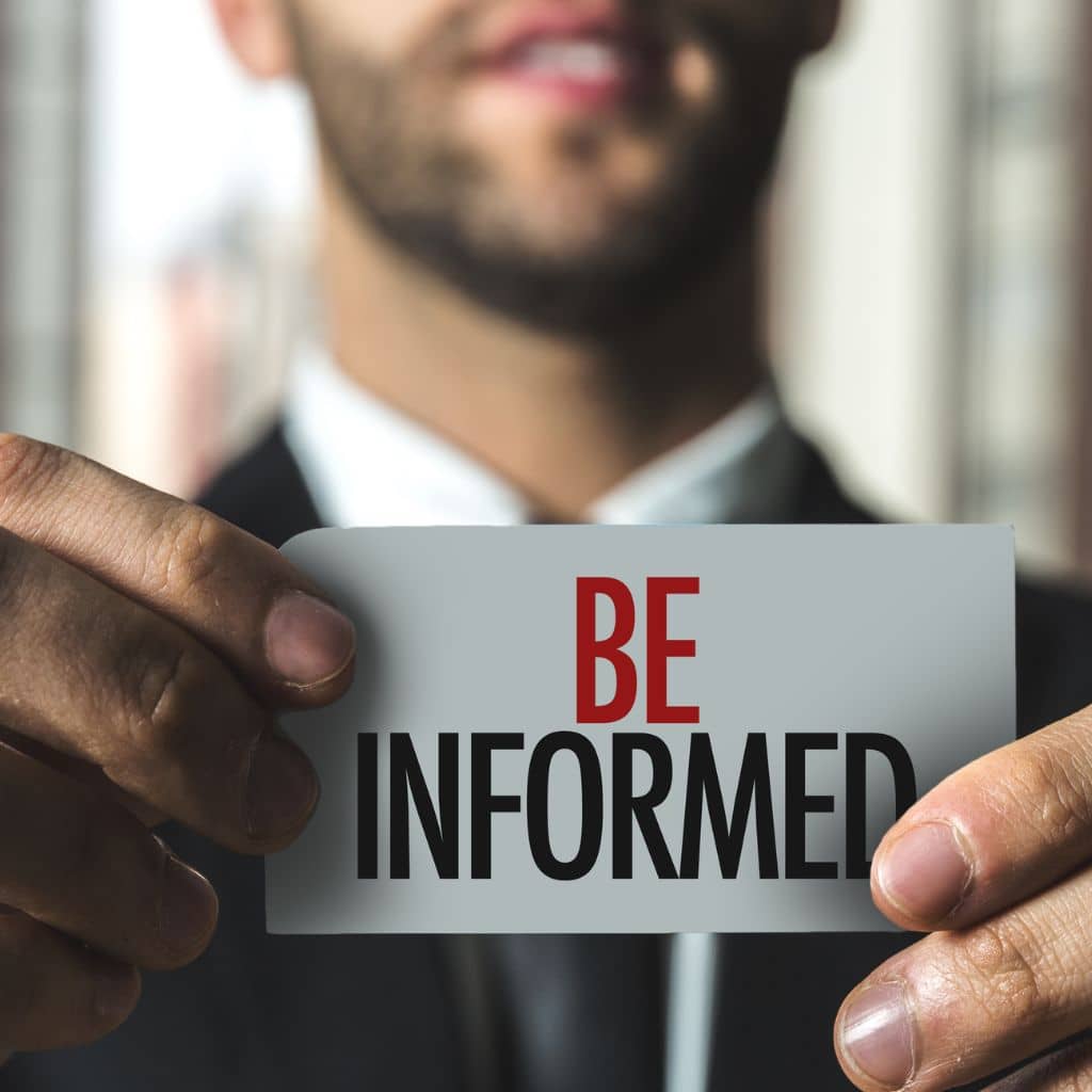 Mann hält Schild mit den Wörtern Be informed