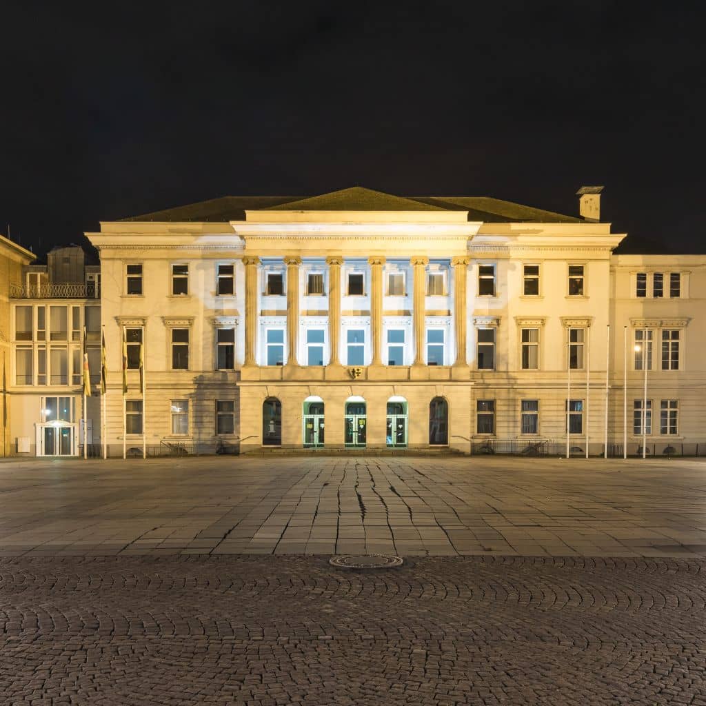 Rathaus in Krefeld Benrad bei Nacht