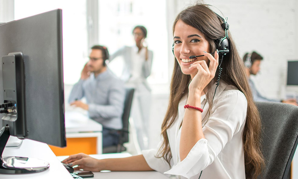 junge Frau mit Headset am Computer