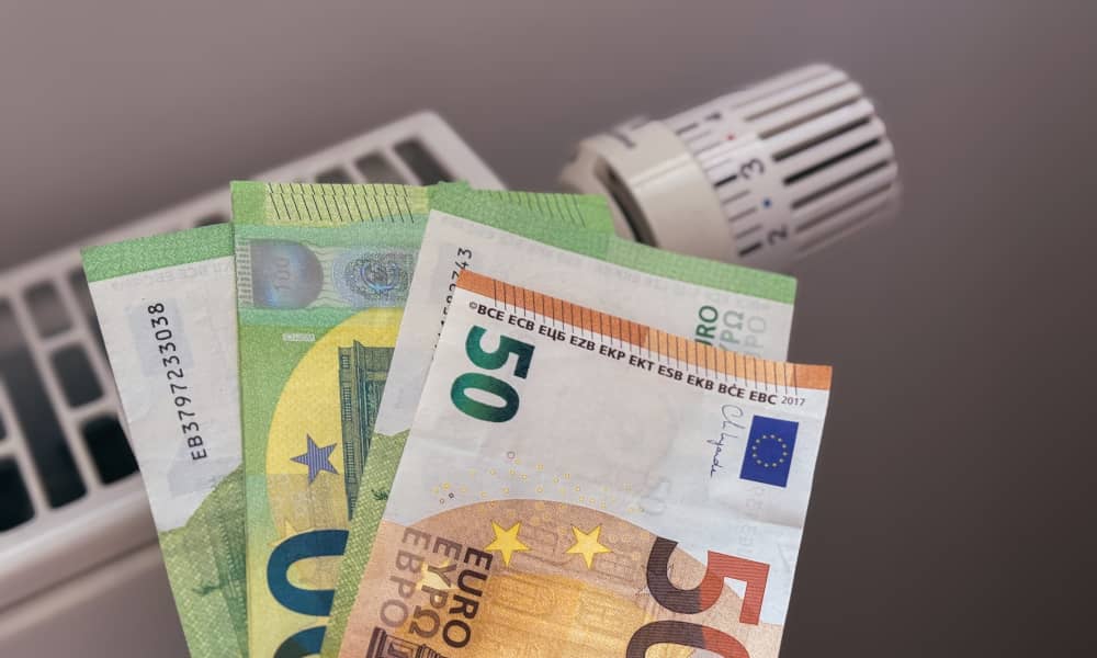 Geldscheine liegen auf einem Heizkörper